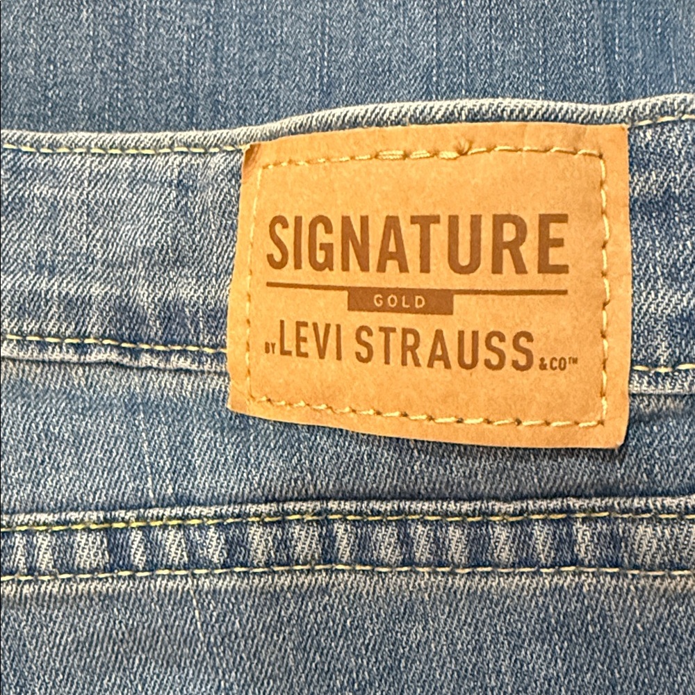 NWOT Levi Strauss Signature Women's Mid-Rise Capri Blue Jeans Size 18 - Picture 8 of 11